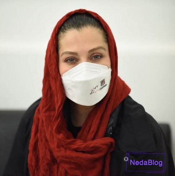 مهتاب کرامتی در حال اهدای خون