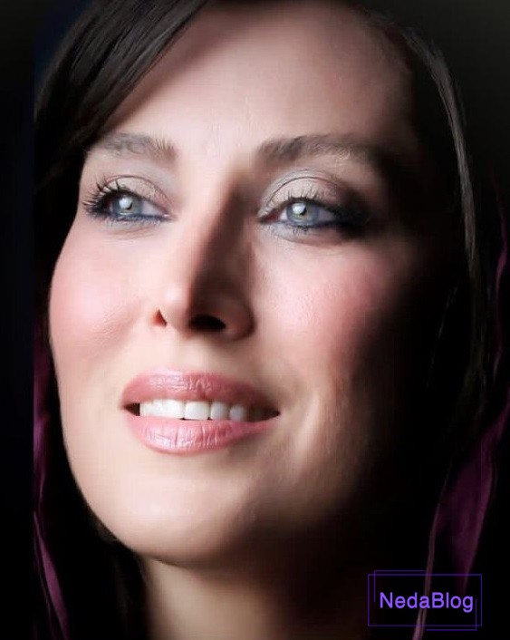 مهتاب کرامتی در حال خندیدن