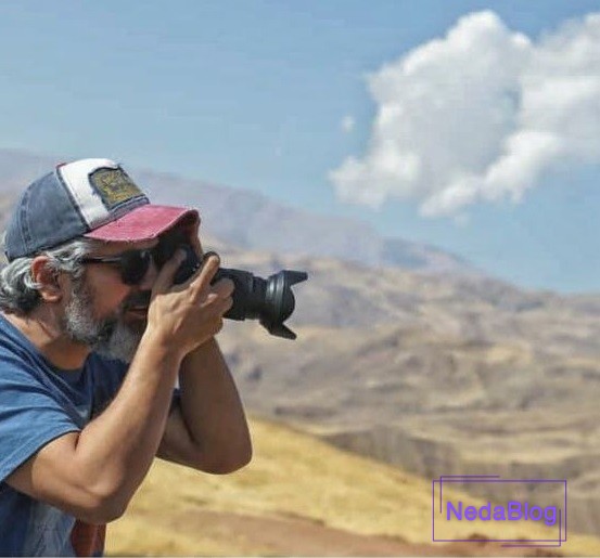 مهدی پاکدل در حال عکاسی