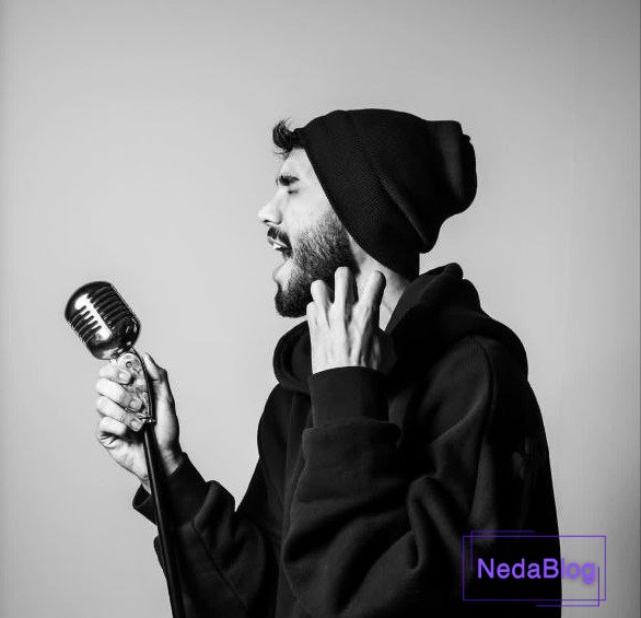 مهراد جم در حال خواندن آهنگ