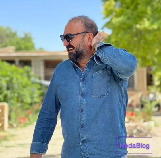 مهران احمدی در حال خندیدن