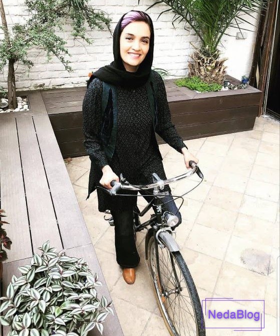 میترا حجار در حال دوچرخه سواری