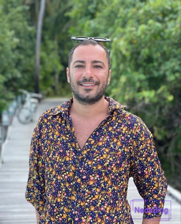 نوید محمدزاده در حال خندیدن