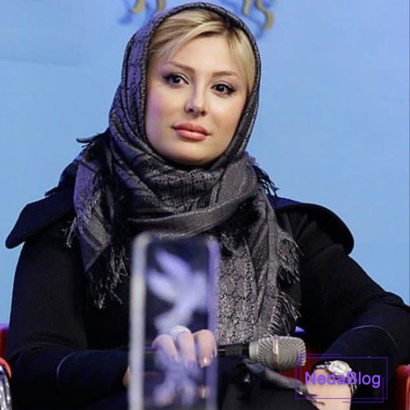 نیوشا ضیغمی در حال مصاحبه