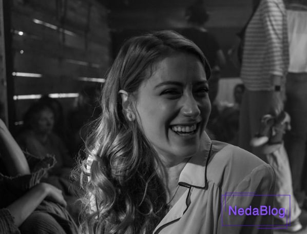 هازل کایا در حال خندیدن