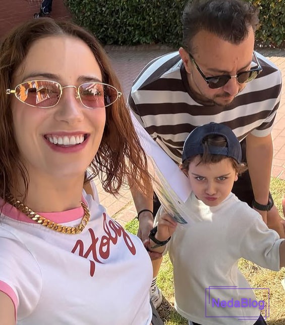 هازل کایا در کنار خانواده اش