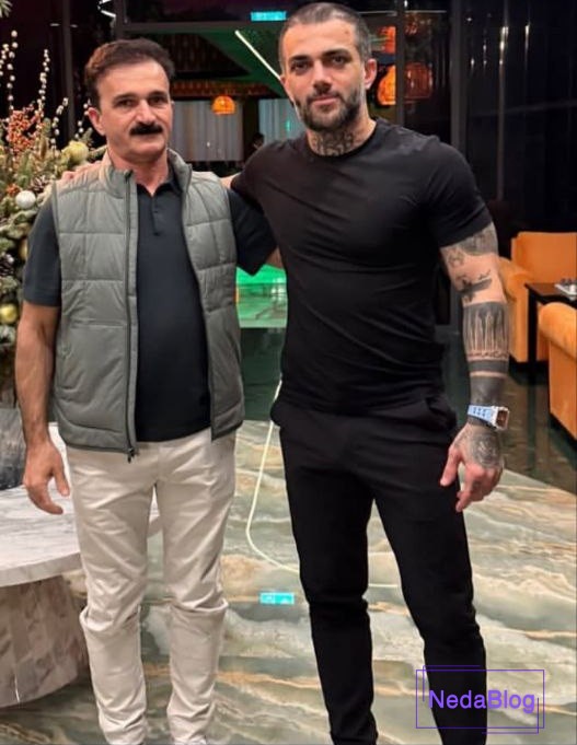 پویان مختاری در کنار خانواده اش