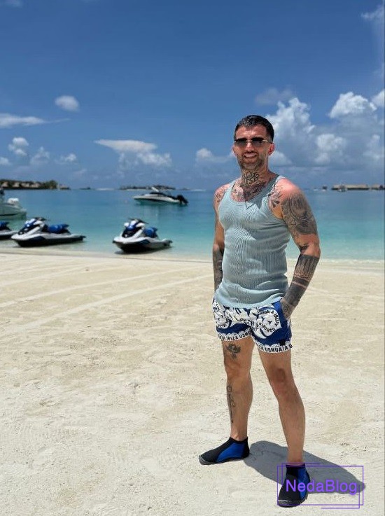 پویان مختاری در کنار ساحل