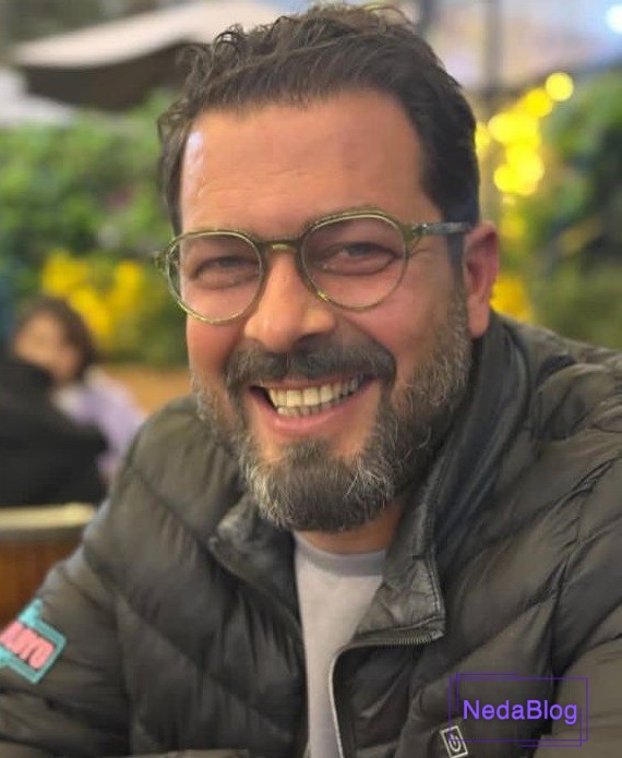 پژمان بازغی در حال خندیدن