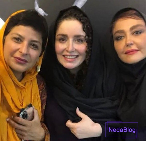 ژاله صامتی در کنار دوستانش