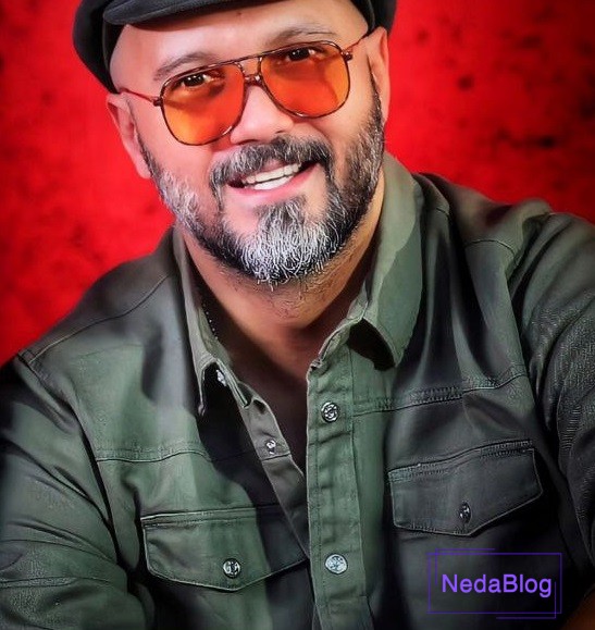 کامبیز دیرباز در حال خندیدن