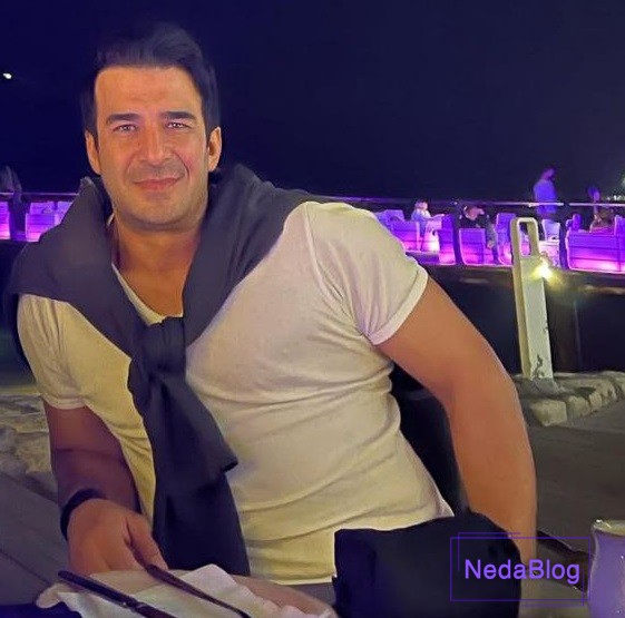 یوسف تیموری در حال خندیدن