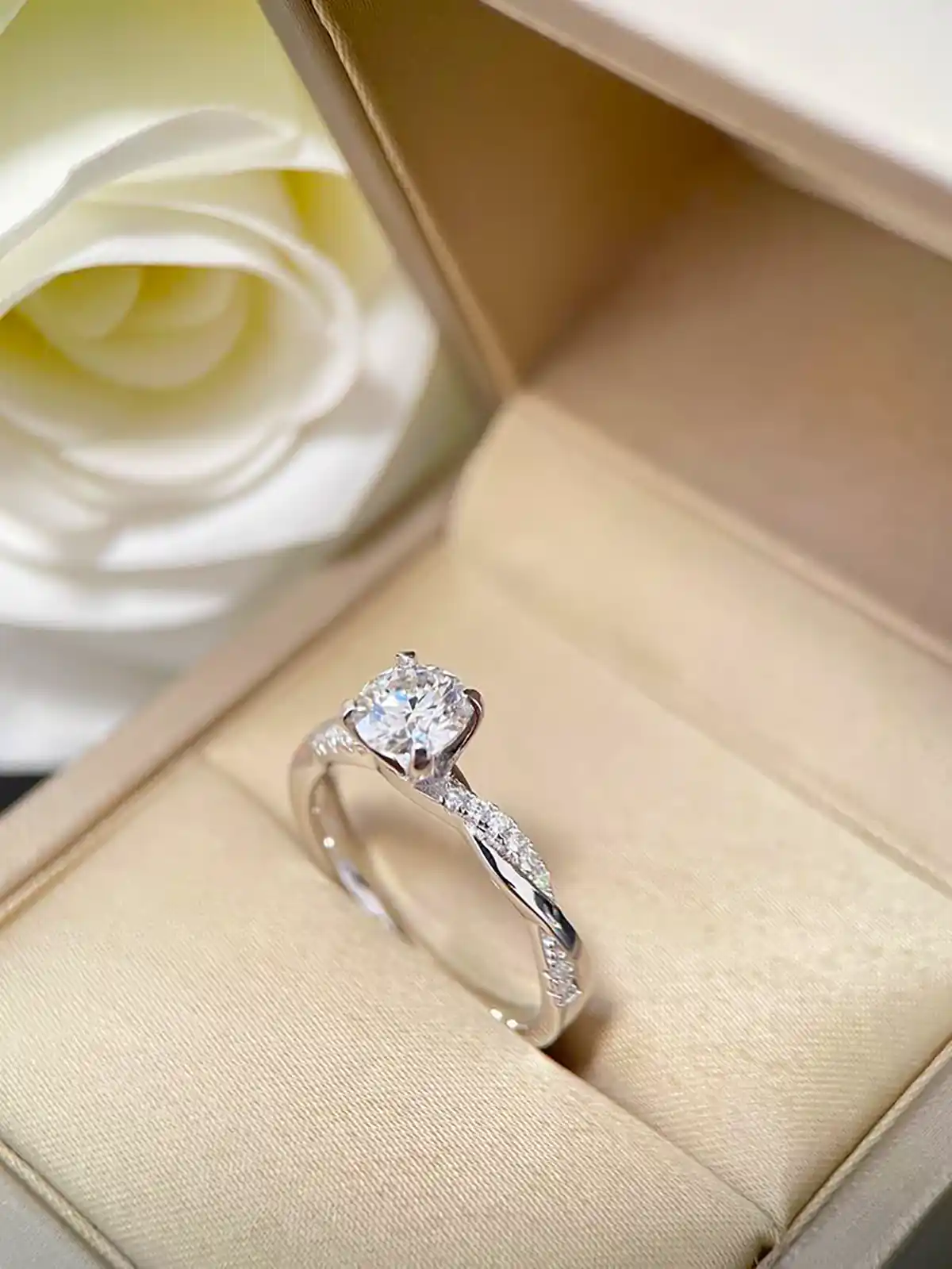 انگشتر تک نگین جواهر