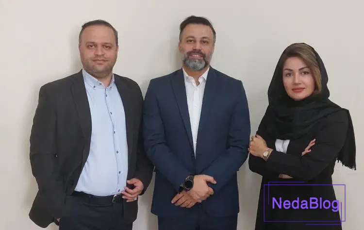 مسعود خاکبازان بنیانگذار و رئیس هیات‌مدیره، رضا علامه مدیرعامل و عضو هیات‌مدیره و مونا جعفری مدیر تحقیق و توسعه آسان‌ثبت 