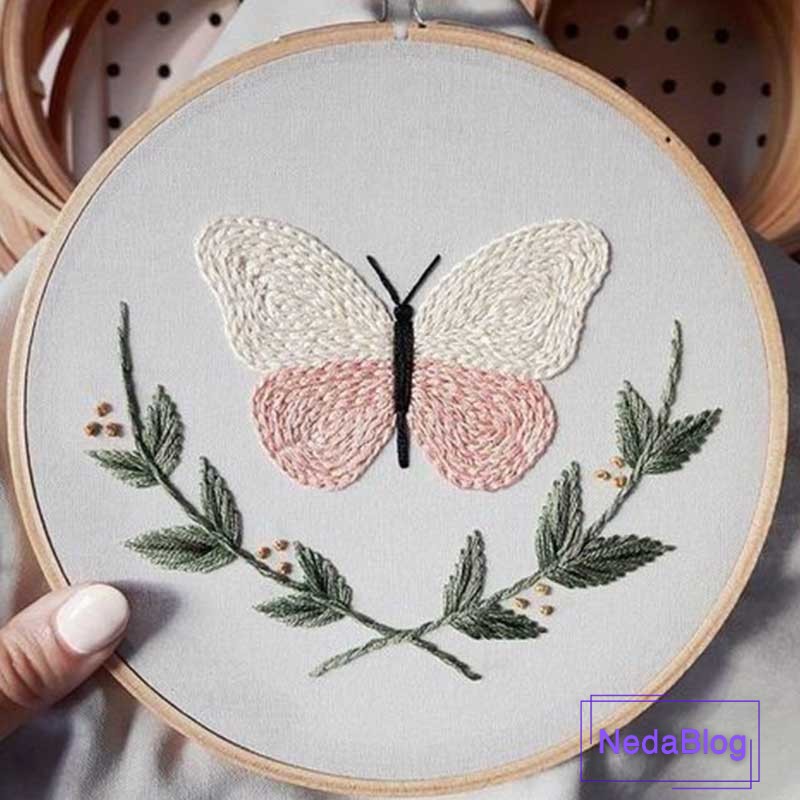 قرار دادن پارچه در کارگاه برای گلدوزی حیوانات