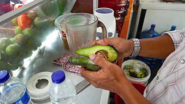 تهیه یخ در بهشت آووکادو در خیابان‌های اندونزی