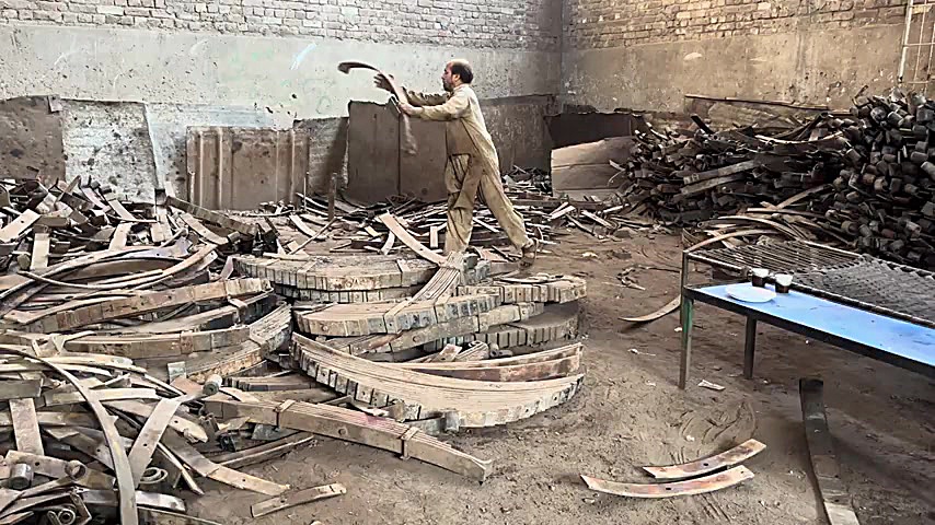 تولید ساطور قصابی از بازیافت فنرهای قدیمی کامیون در پاکستان