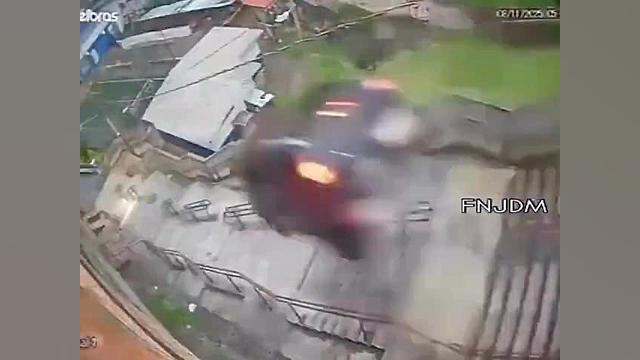 سقوط هولناک خودرو از پله‌های شهری در سائوپائولو