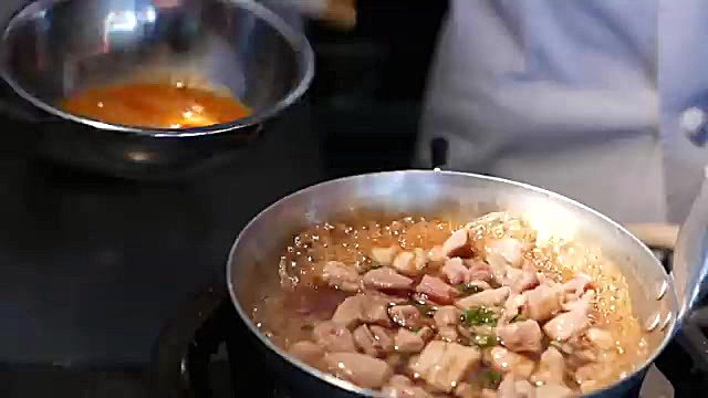 طرز تهیه املت برنج داغ در قلب غذاخیابانی‌های توکیو