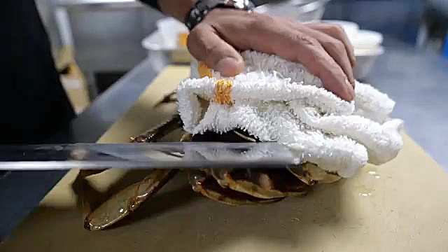 طرز تهیه غذای خیابانی آمریکایی با خرچنگ دانگنس