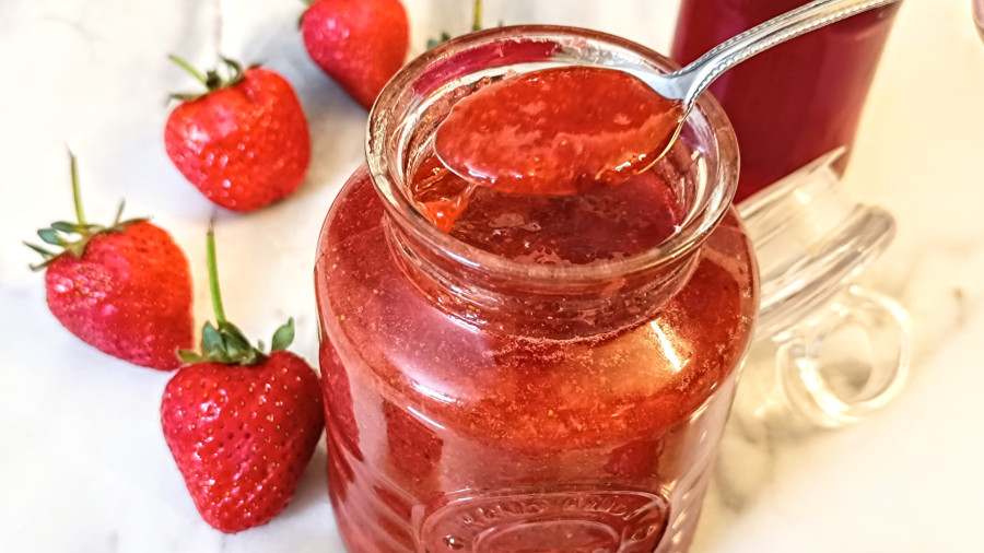 طرز تهیه مربا توت فرنگی در خانه بسیار آسان