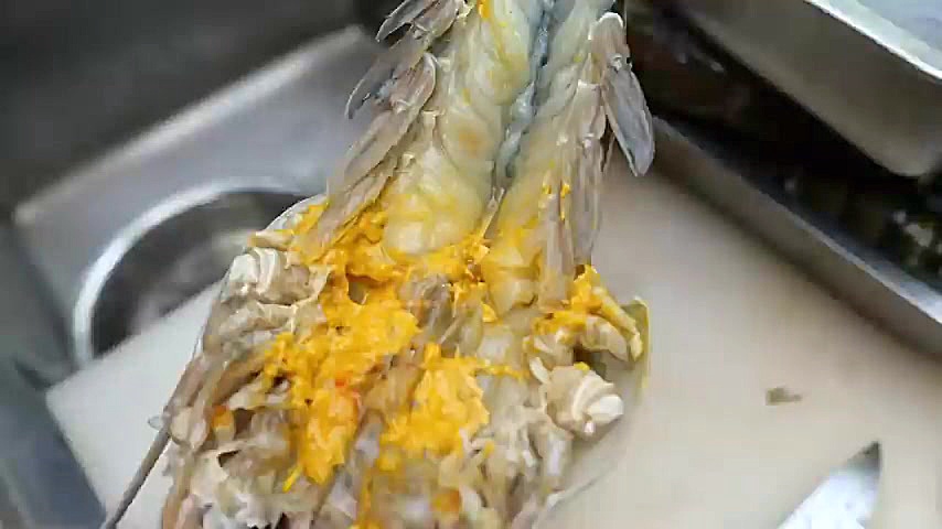 طرز پخت خوراک تند میگو و سبزیجات در خیابان‌های بانکوک