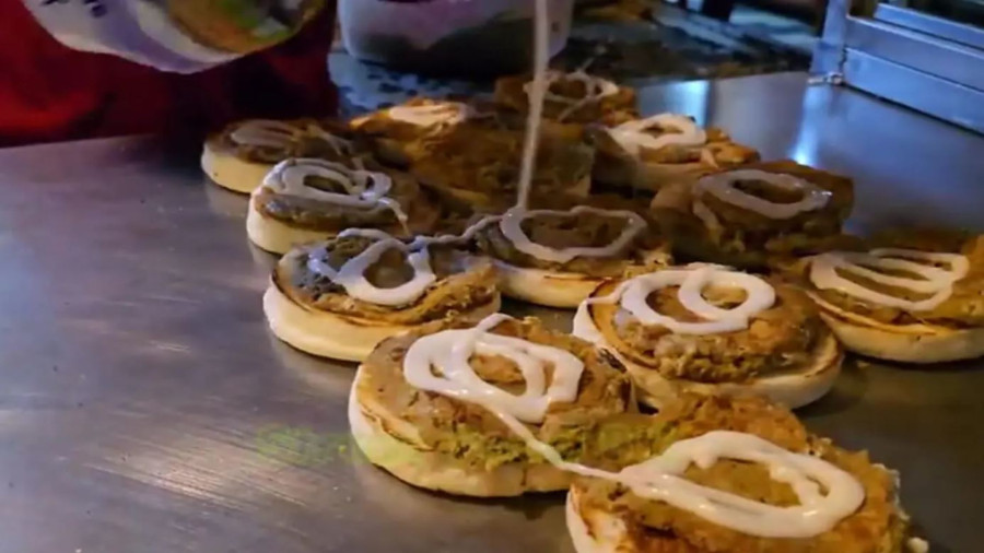 غذای خیابانی در هند؛ ساندویچ برگر با تخم مرغ در بمبئی