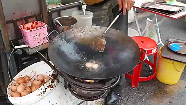 غذای خیابانی پنانگ: طعم بی‌نظیر رشته‌سرخ شده با میگو و تخم‌مرغ