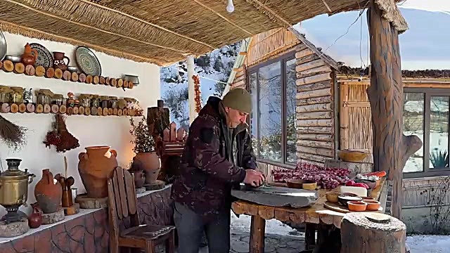 غذای روستایی در آذربایجان؛ کباب دنده گاو در تنور و در هوای برفی