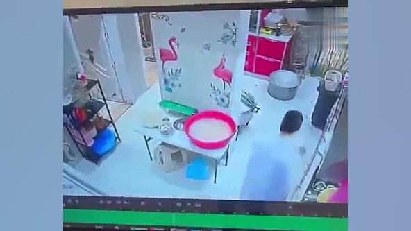 لحظه هولناک انفجار زودپز در صورت یک مرد