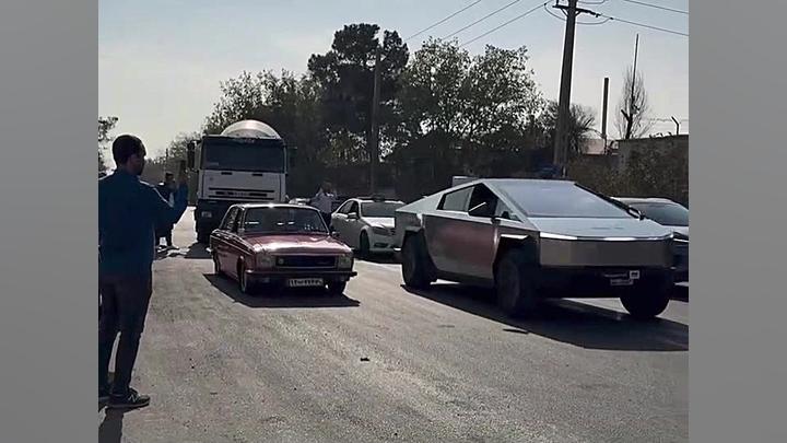 مسابقه تسلا سایبرتراک با پیکان در تهران!
