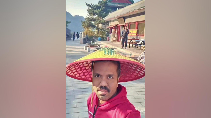 نماز خواندن بازیگر سریال ستایش روی دیوار چین