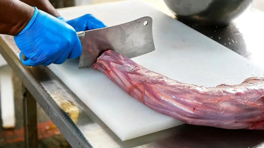 پخت غذا با گردن شترمرغ سرخ شده، سیر و گوجه در بانکوک