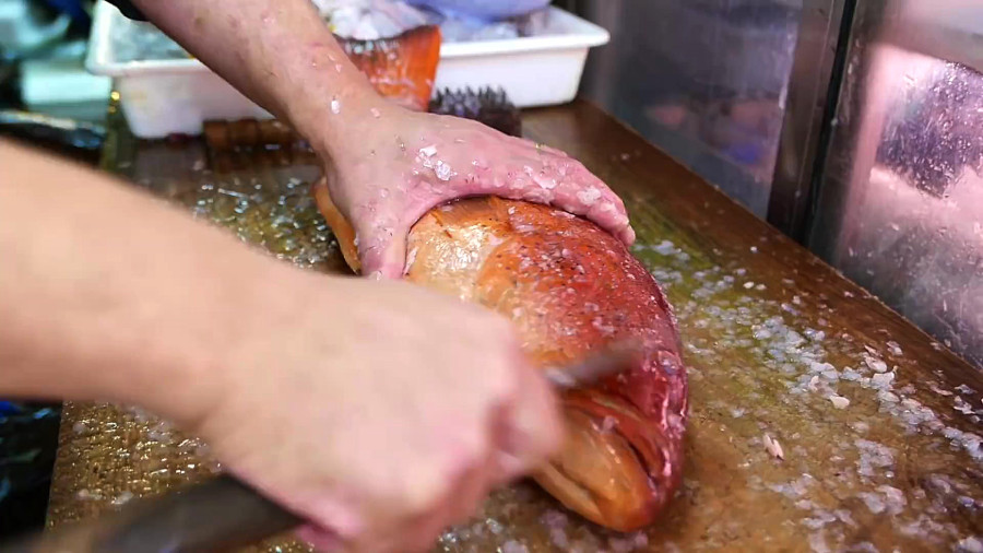 پخت غذای خیابانی با ماهی گروپر قرمز در اوکیناوای ژاپن