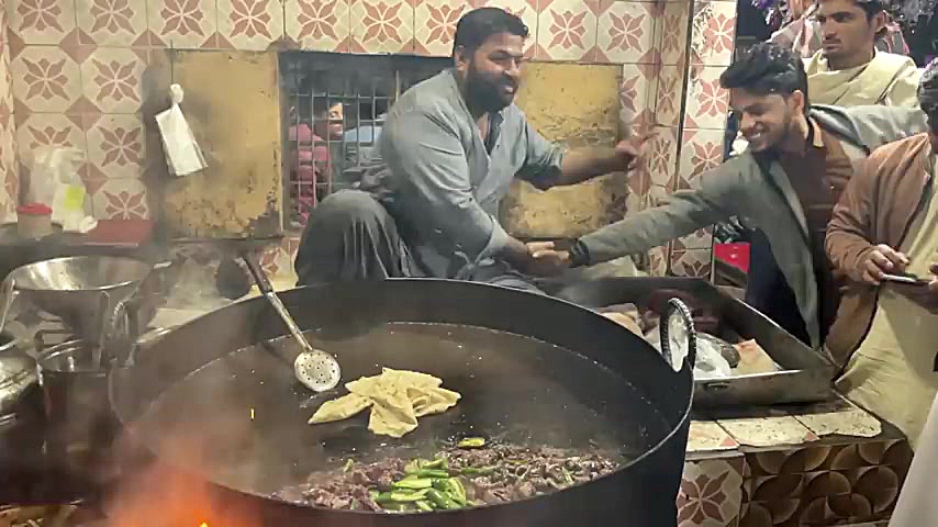 پخت غذای خیابانی پاکستانی با جگر گوسفندی در کراچی