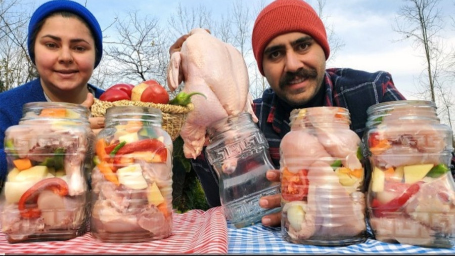 پخت مرغ لذیذ و آبدار در شیشه | زندگی روستایی- آشپزی در طبیعت