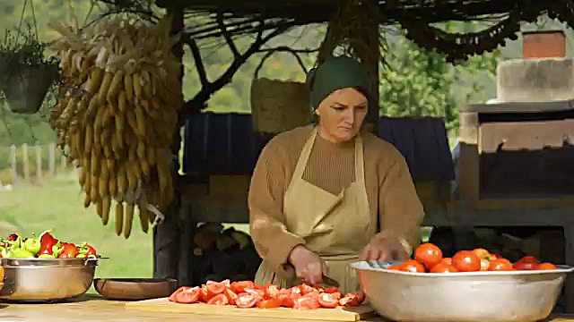 پخت پیتزای غول‌پیکر در تنور زیرزمینی آذربایجان