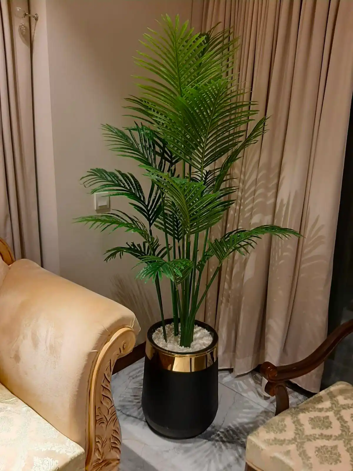 گلدان طبیعی کنار سالنی شیک