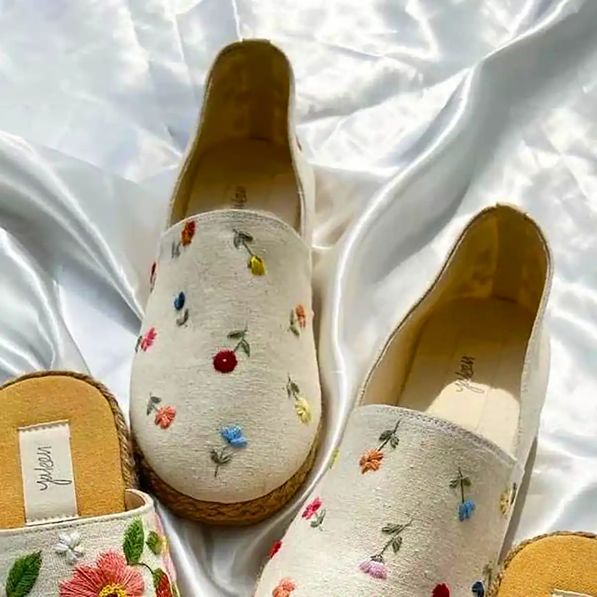 کالج گلدوزی شده زیبا