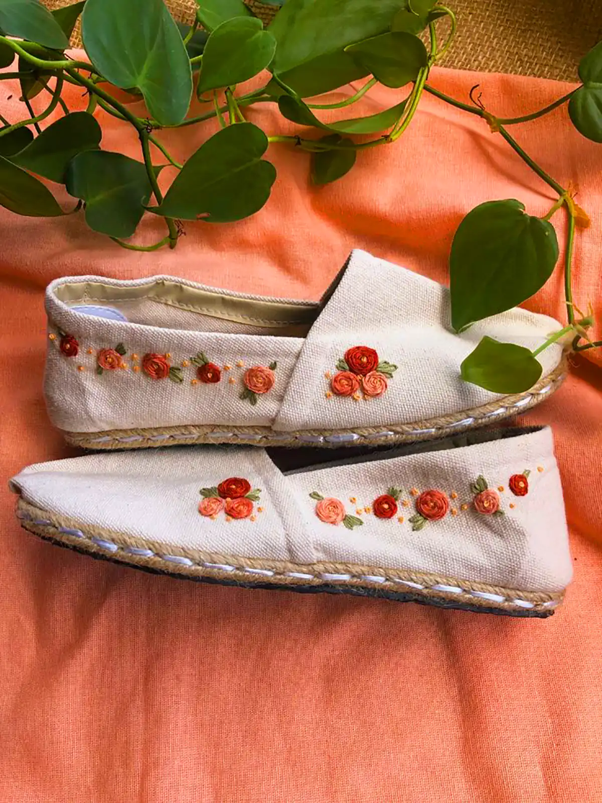 کالج گلدوزی شده زیبا