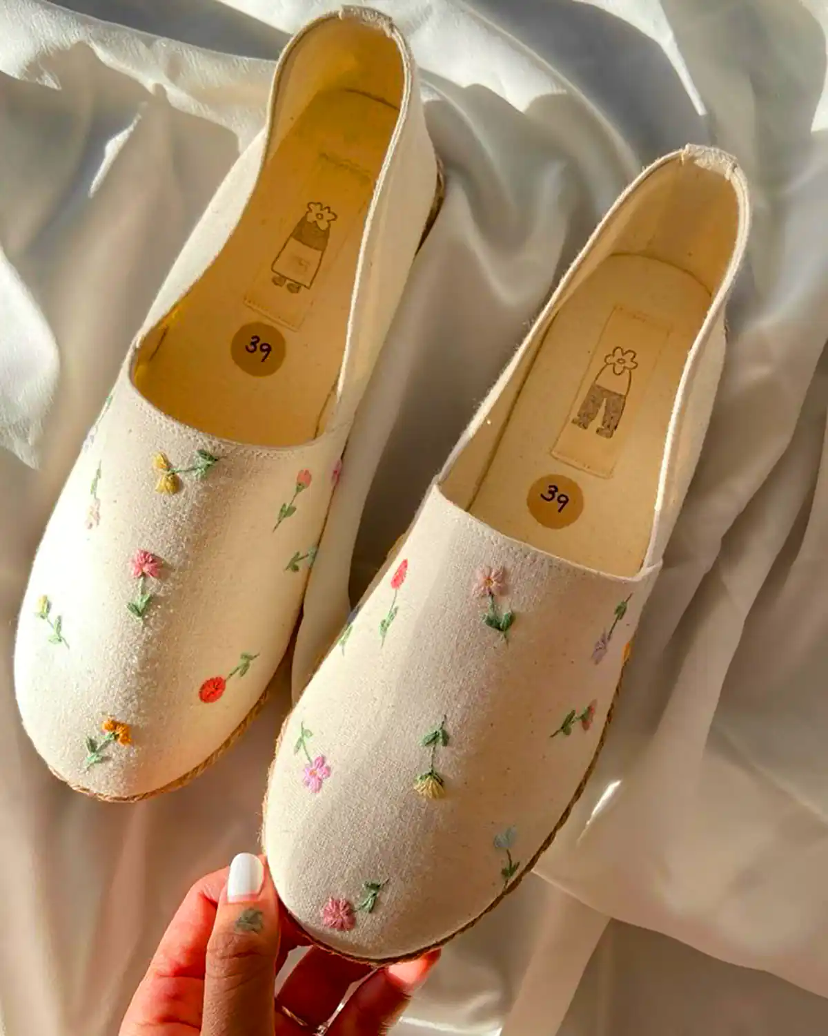 کالج گلدوزی شده زیبا