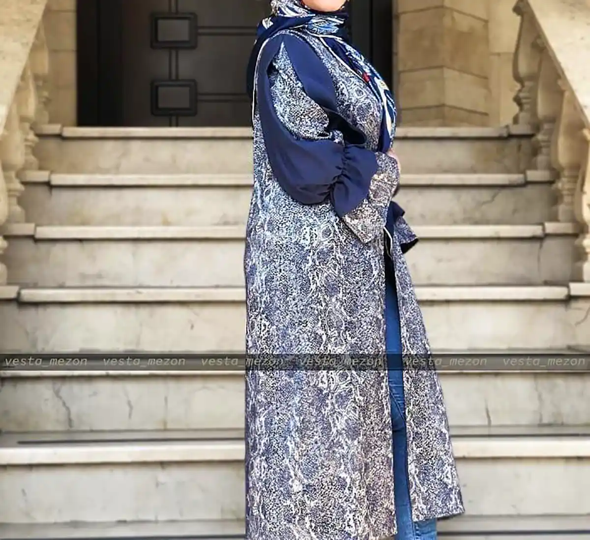 مانتو پوشیده سن بالا زیبا