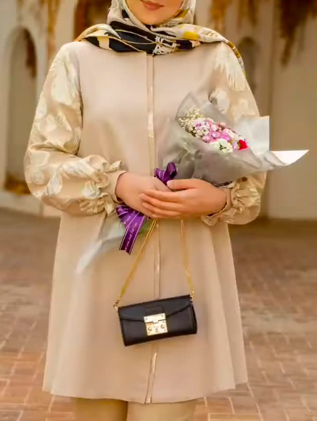 مانتو پوشیده سن بالا زیبا