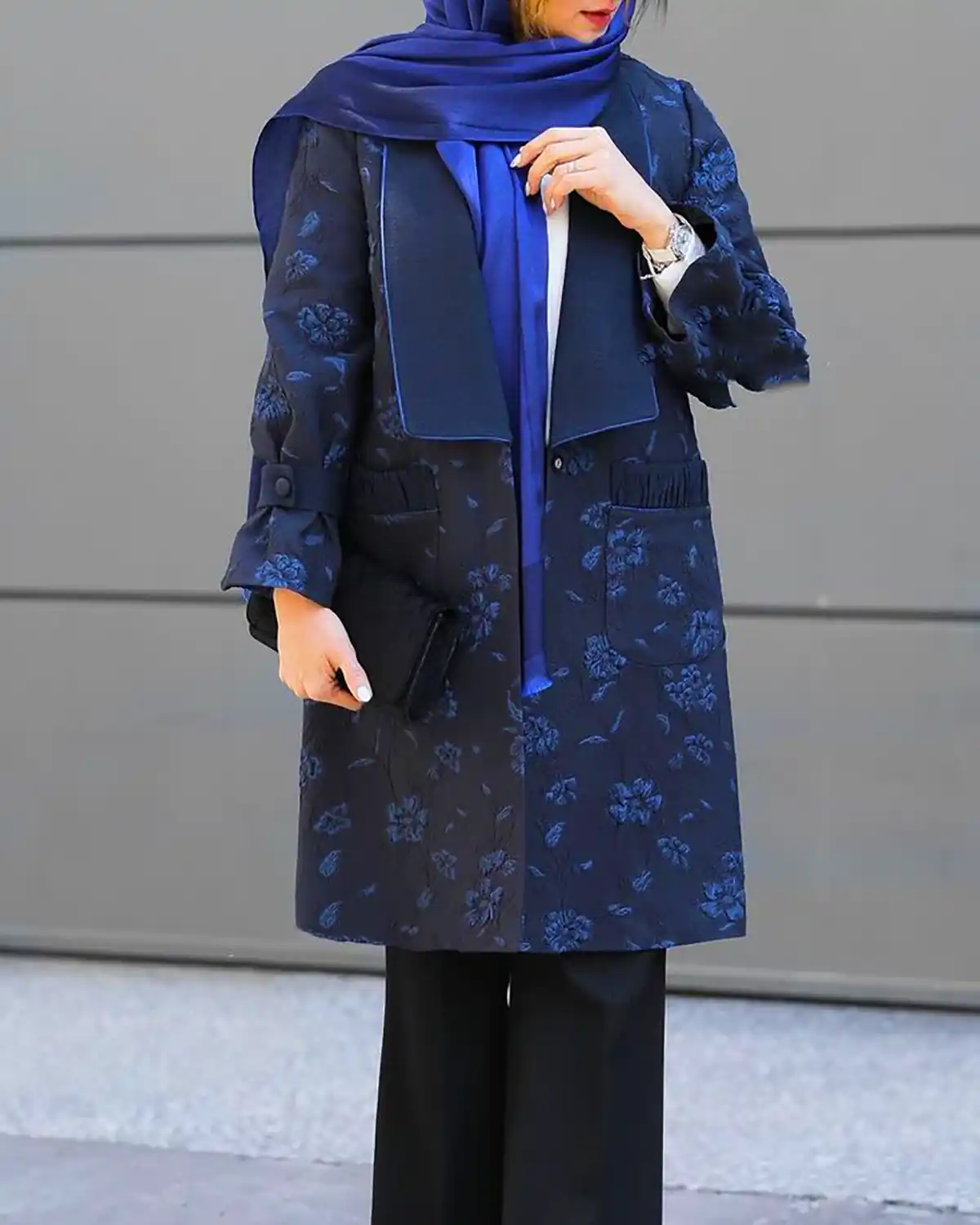 مانتو پوشیده سن بالا زیبا