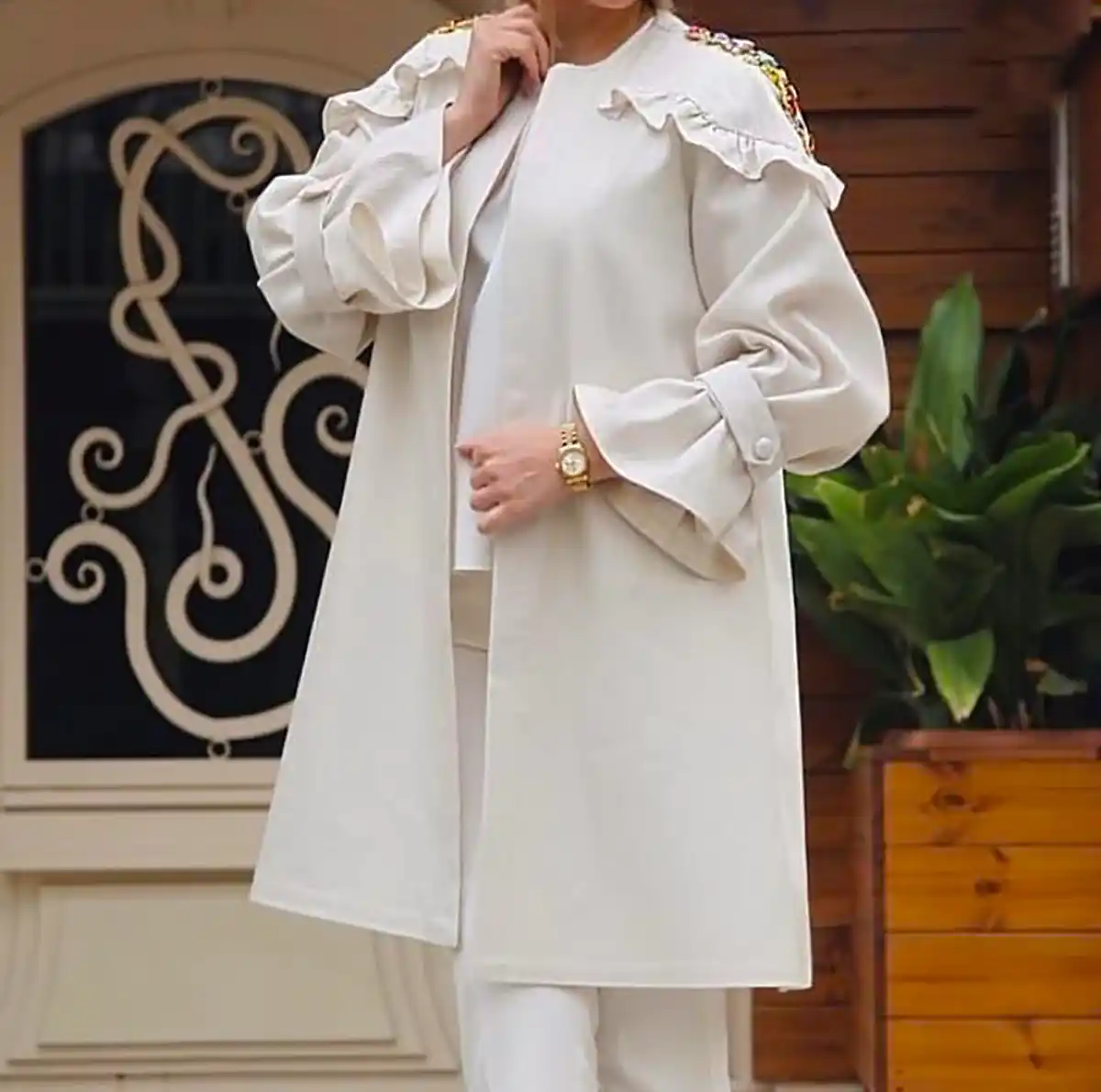 مانتو پوشیده سن بالا زیبا