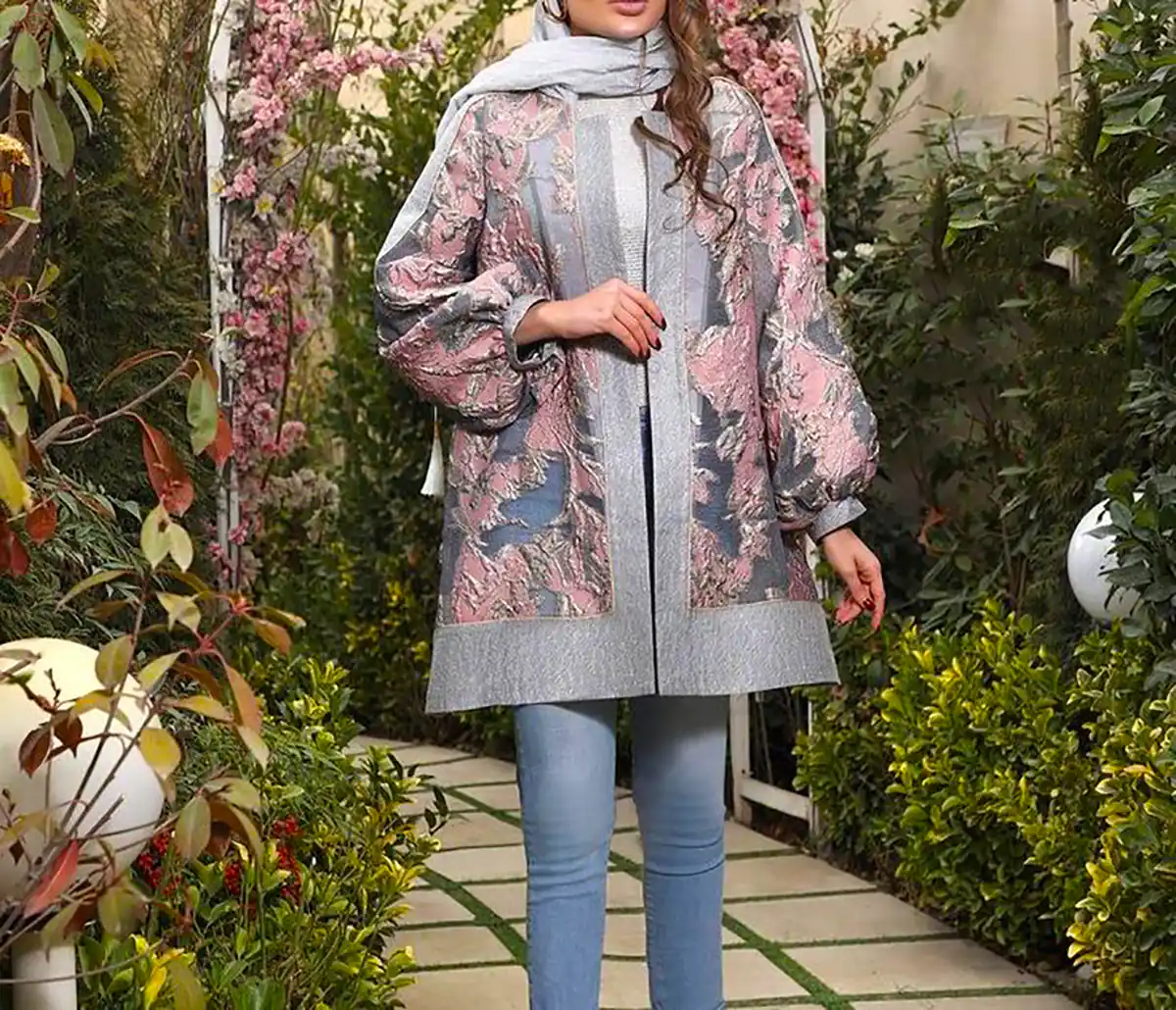 مانتو پوشیده سن بالا زیبا