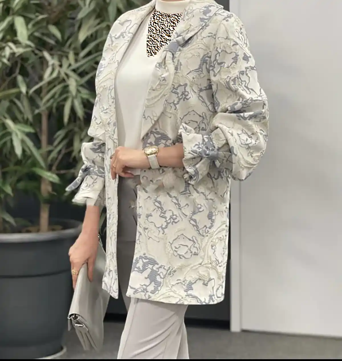 مانتو پوشیده سن بالا زیبا