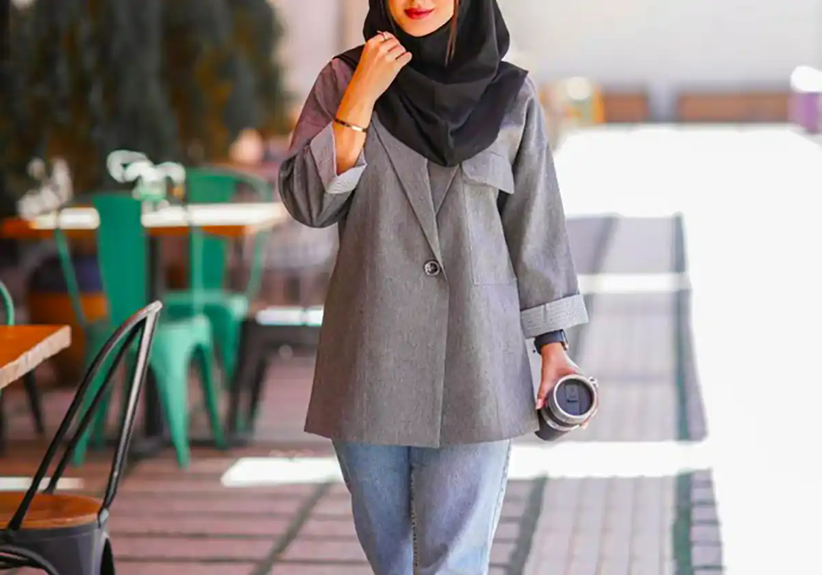 مانتو پوشیده دانشجویی