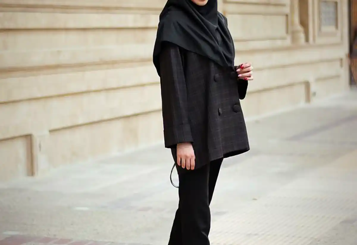 مانتو پوشیده دانشجویی