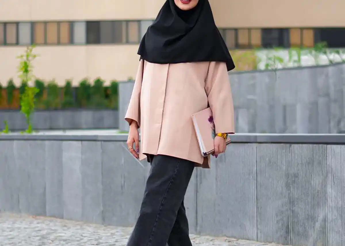 مانتو پوشیده دانشجویی